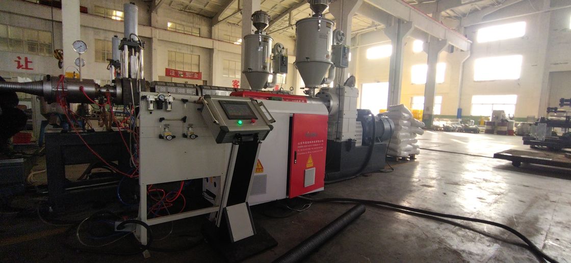 Ligne d'extrusion de tuyaux ondulés à double paroi automatique avec système de contrôle PLC avancé et 28/36 paires de moules pour une gamme de diamètres de tuyaux de 50 mm à 200 mm