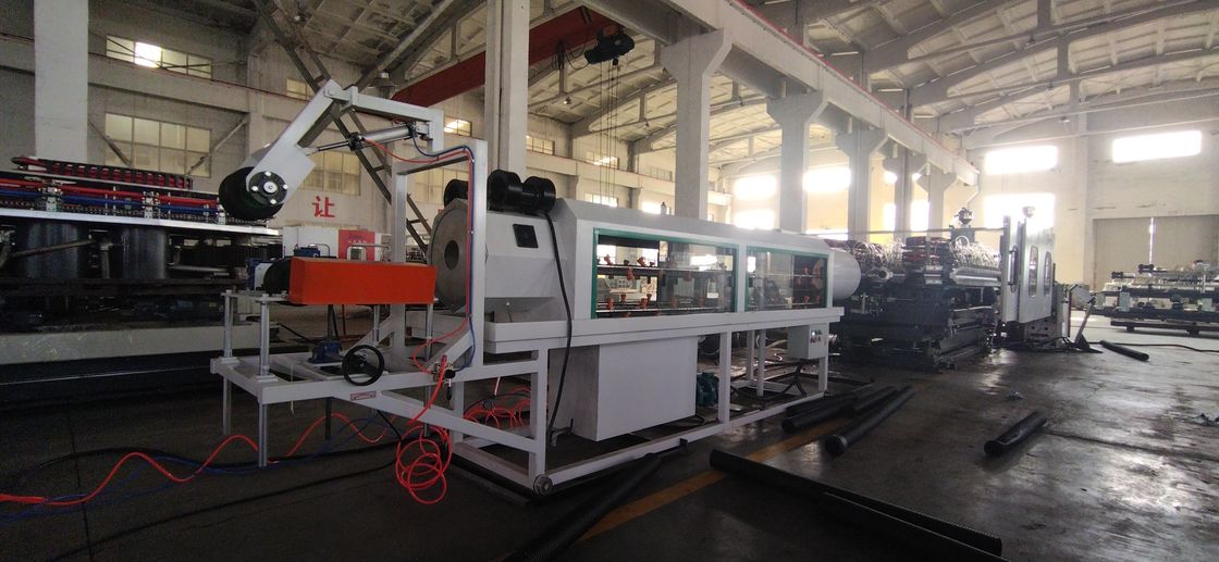 Ligne d'extrusion de tuyaux ondulés à double paroi automatique avec système de contrôle PLC avancé et 28/36 paires de moules pour une gamme de diamètres de tuyaux de 50 mm à 200 mm