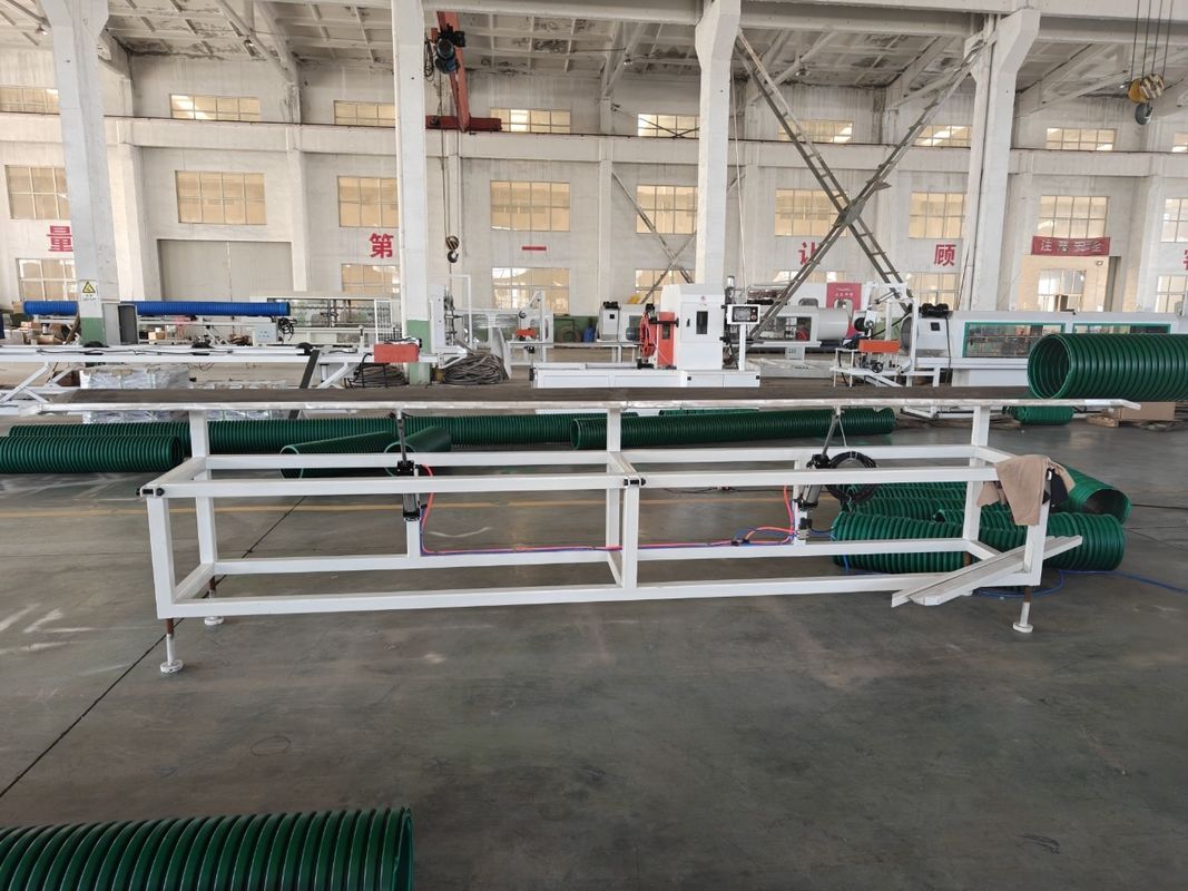 Ligne d'extrusion de tuyaux en PVC en PE PP en plastique avec extrudeuse à double vis conique et contrôle de la température de l'eau recyclée