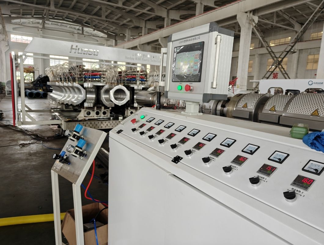 Ligne de production d'extrudeuse de tuyaux en plastique à double paroi ondulée à haute efficacité