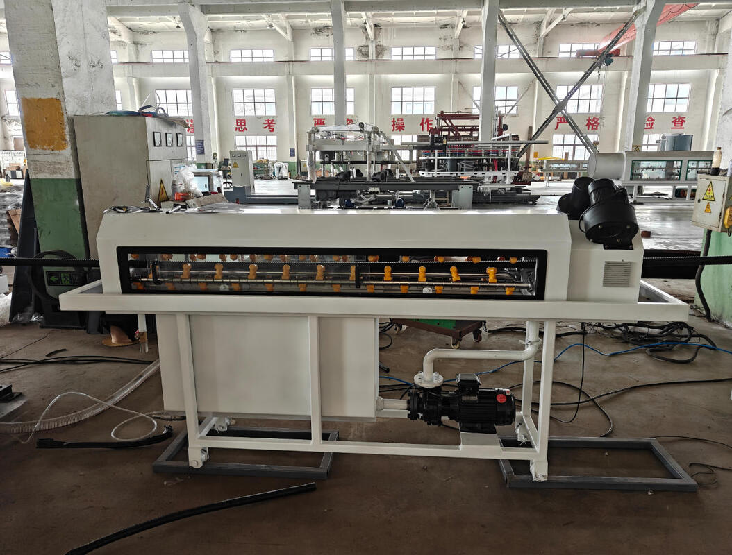 Ligne d'extrusion de tuyaux ondulés à simple paroi avec système de contrôle PLC et composants électriques Schneider/Siemens, avec une profondeur de nitruration du cylindre de 0,4 à 0,7 mm