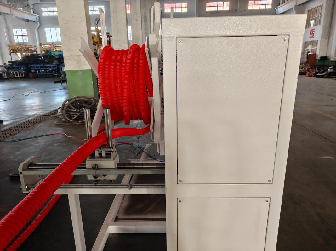 Ligne d'extrusion de tuyaux ondulés simple paroi avec système de contrôle PLC, méthode de refroidissement à l'eau et moteur principal Siemens