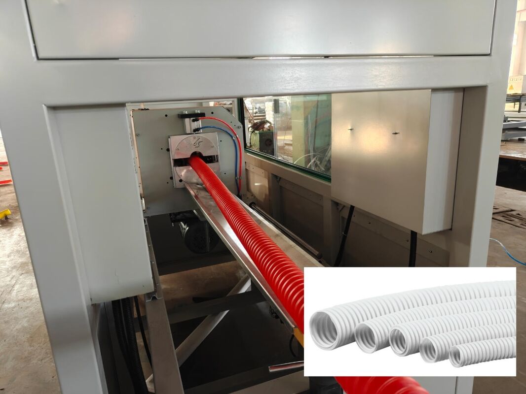 Ligne d'extrusion de tuyaux ondulés à paroi simple refroidis par eau avec une alimentation et 1 jeu d'onduleur assurant un processus de production stable