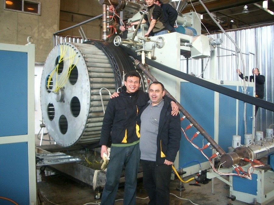 Ligne en spirale chaîne d'extrusion de tuyau de HDPE de production énorme de tuyau de spirale de mur de creux de diamètre