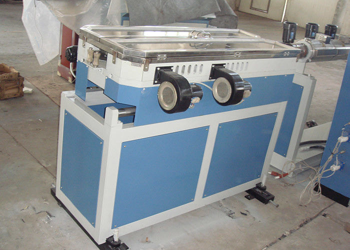 Le PE pp du HDPE en plastique PPR de tuyau de PVC CPVC d'UPVC arrosent la chaîne de production d'extrusion de tube de tuyau de tuyau de tube isolant