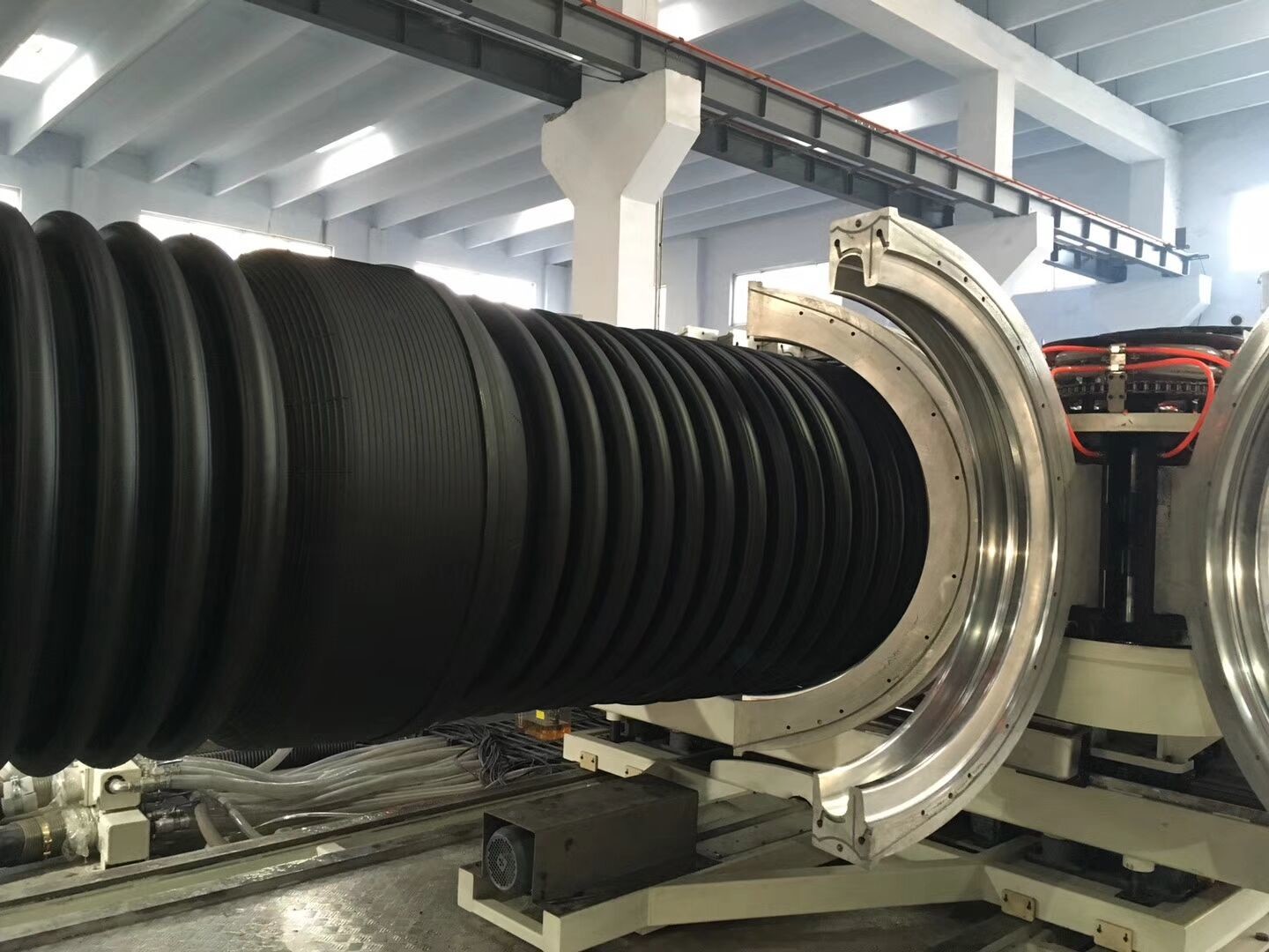 Le PVC doublent la chaîne de production de tuyau/grande vitesse d'extrudeuse ridées par mur