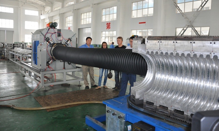 Machine ondulée de tuyau de mur du double SBG-500, double chaîne de production de tuyau de mur de HDPE